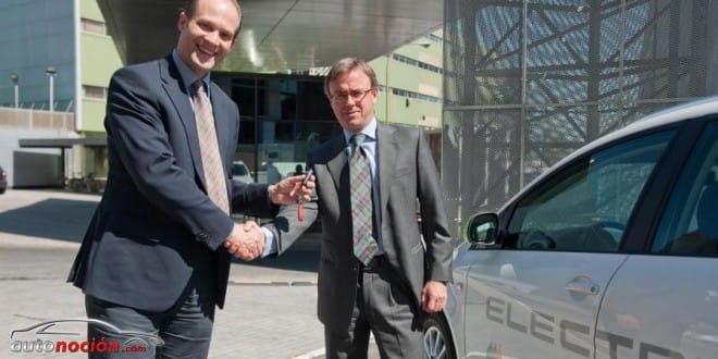 Iberdrola y SEAT firman un acuerdo de colaboración en materia de movilidad eléctrica Iberdrola y SEAT firman un acuerdo de colaboración en materia de movilidad eléctrica