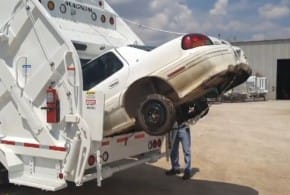 [Vídeo] Mucho cuidado con los camiones de la basura, ahora devoran coches