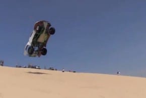 [Vídeo] ¡Cuidado!, si saltas una duna puedes partir tu coche por la mitad