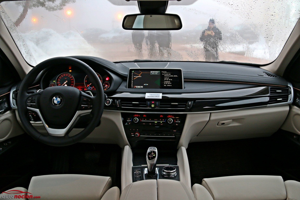 El interior del BMW X6 está mucho más trabajado, con multitud de detalles que lo hacen digno de un segmento superior