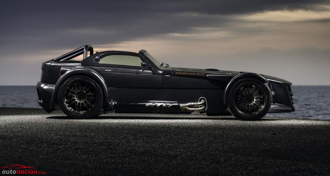 lateral Donkervoort D8 GTO Bare Naked Carbon Edition