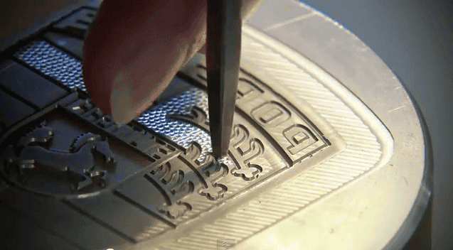 [Vídeo] Porsche fabrica algunas de sus insignias a mano