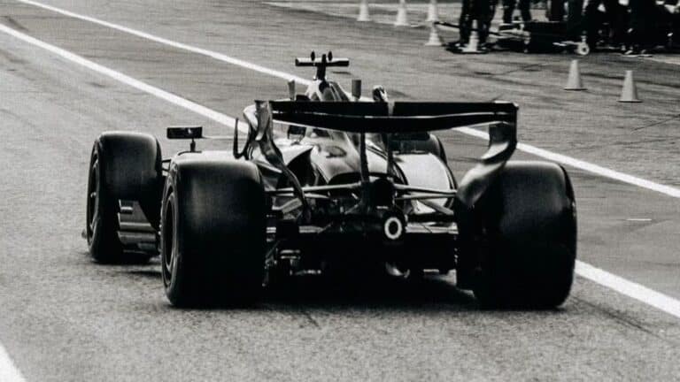 El AMR26 se paró el jueves en los test de Barcelona por un aviso en un sensor