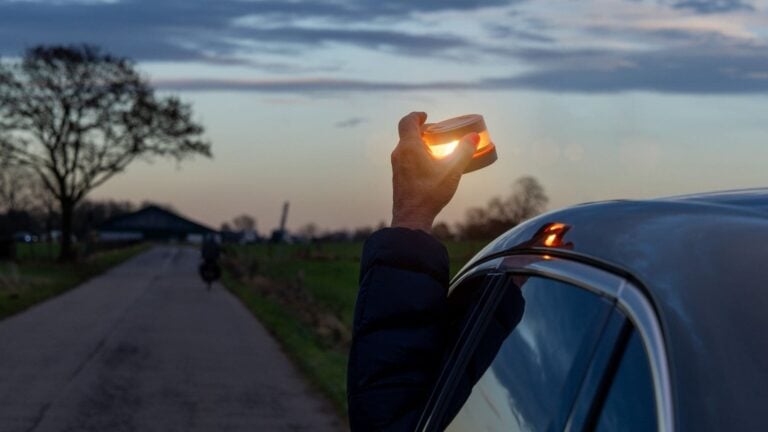 La DGT confirma la regla de los 100 segundos con la baliza V-16