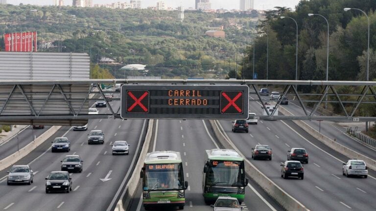 Adiós al ‘pase VIP’ del eléctrico en el VAO: la DGT prioriza la ocupación y ya no vale ir solo por tener etiqueta 0