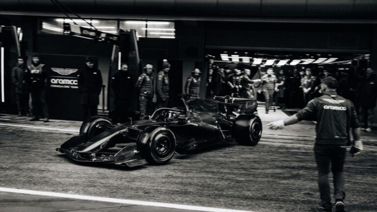 Llegó el turno de Fernando Alonso con el Aston Martin AMR26: así han sido sus primeras vueltas