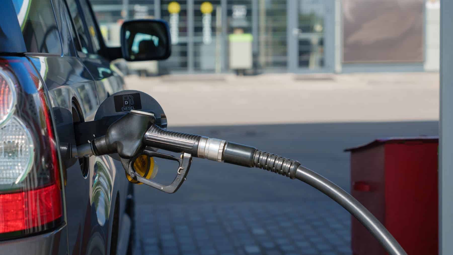 ¿Por qué sube la gasolina si el petróleo no? Esta es respuesta que nadie quiere oír (y ya son media factura)