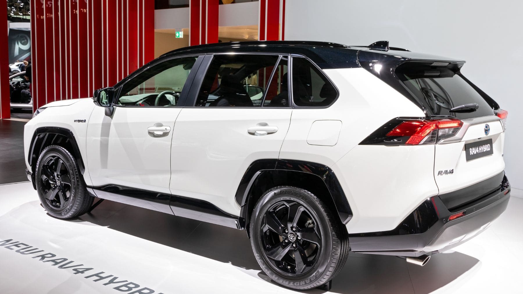 El RAV4 ‘barato’ ya es una realidad: Toyota hace oficial esta oferta para la versión de acceso y ya lo puedes pedir