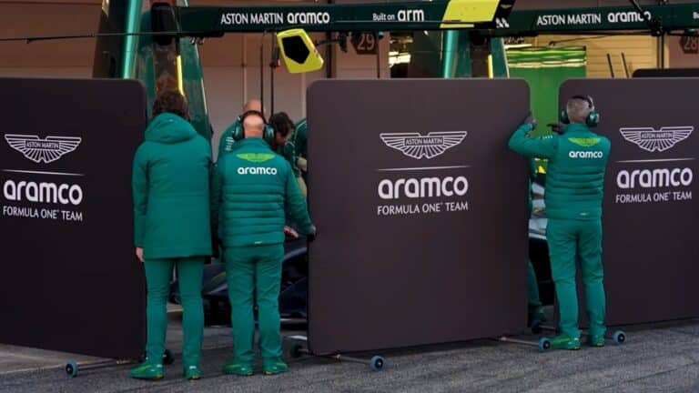 La curiosa luz azul de Aston Martin en Montmeló