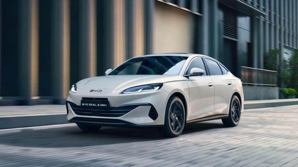 Ni diésel ni eléctrico: BYD acaba de traer el ‘PHEV imposible’ a España… y acelera como si lo fuera