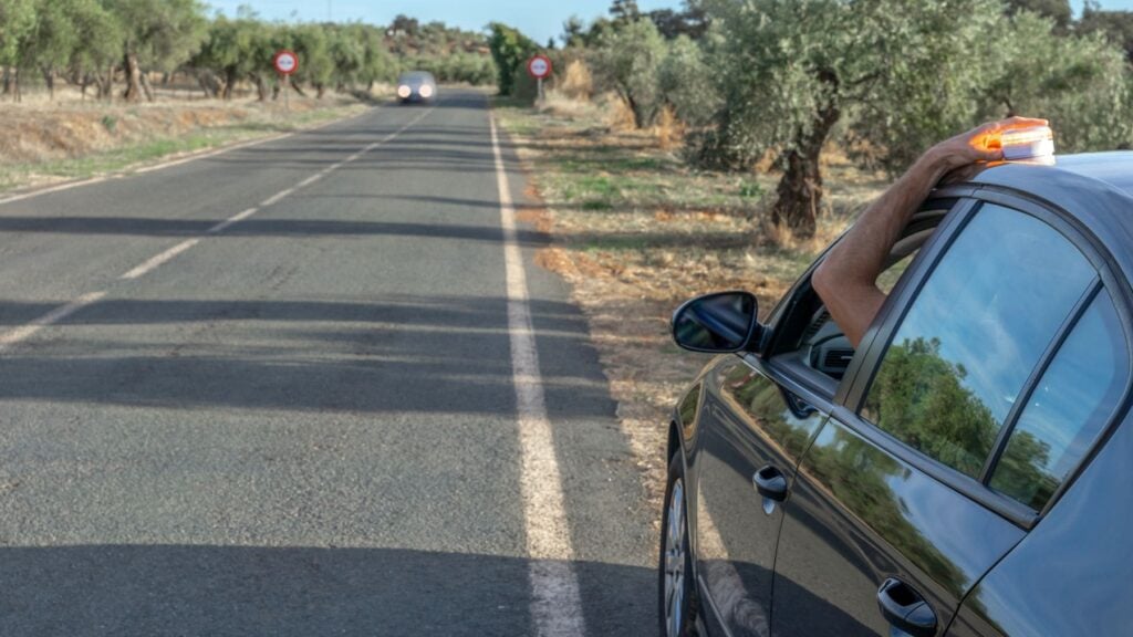 Prohibición de la baliza V-16 en España: Europa lo confirma y se vienen curvas entre la DGT y Bruselas