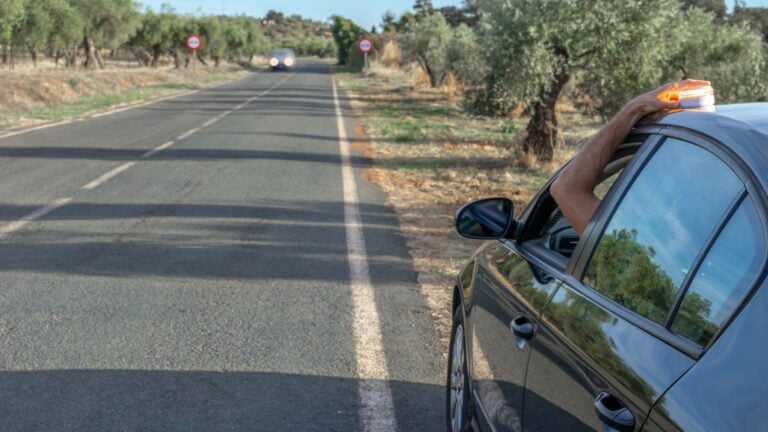 Prohibición de la baliza V-16 en España: Europa lo confirma y se vienen curvas entre la DGT y Bruselas