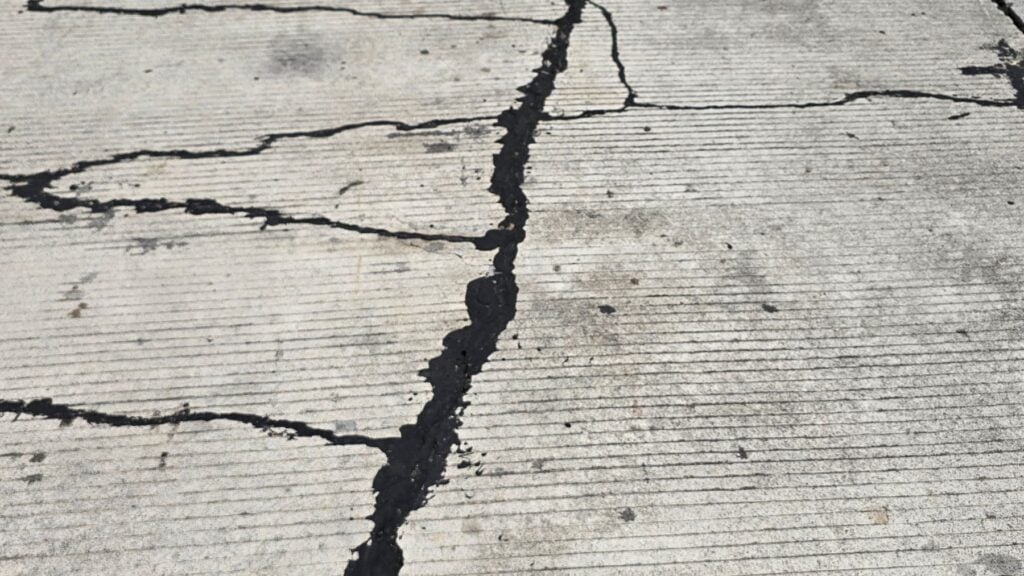 Baches, socavones, reventones… El lamentable estado de las carreteras en España: ¿qué está pasando?