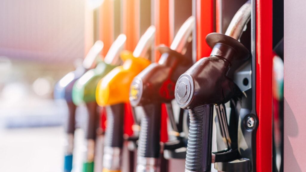 ¿Merece la pena pagar por gasolina premium? La realidad es que en España suele ser el mismo combustible (y la diferencia está en otra cosa