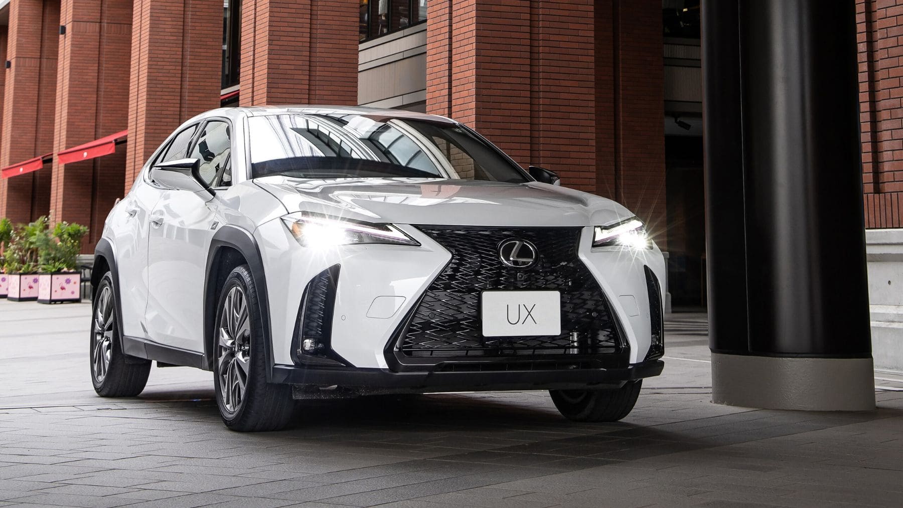 El premium racional contra el premium de siempre: Lexus UX 2026 se pone serio y apunta directo al Audi Q3 por 6000€ menos