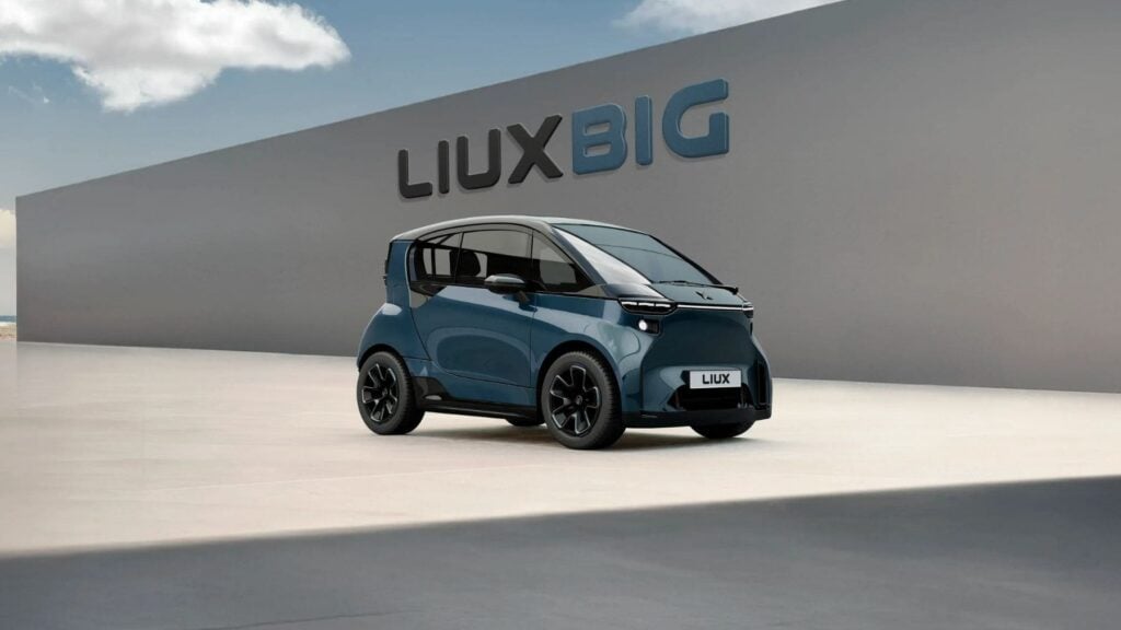 El coche eléctrico español que quiere reventar la ciudad: menos de 18.000 €, hasta 230 km y fabricado en España