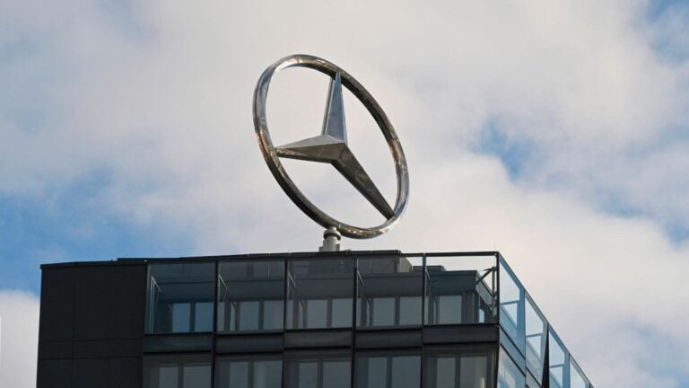 Los motores de combustión no han muerto: BMW y Mercedes acaban de confirmar que seguirán vendiéndolos más allá de esta fecha