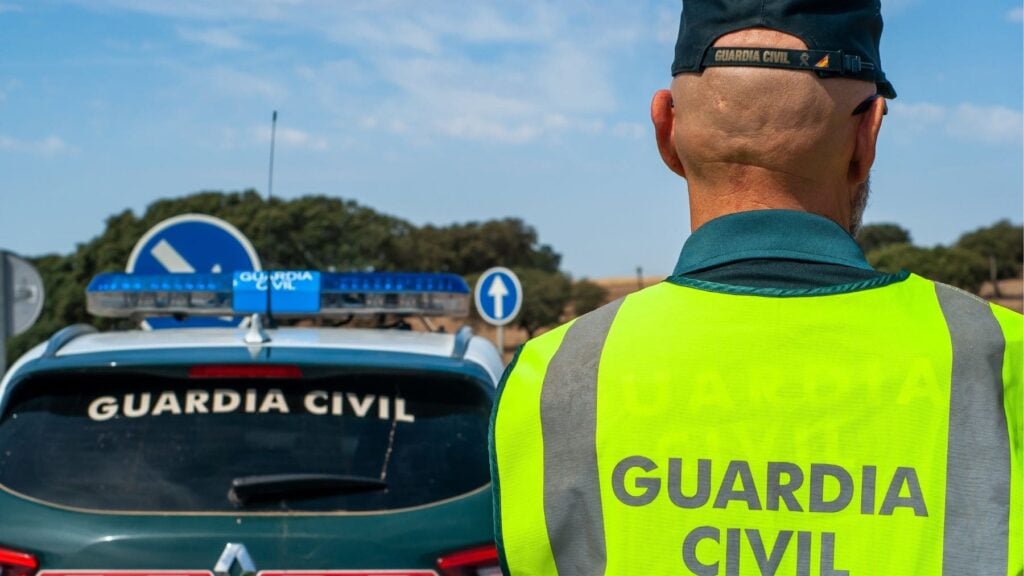 Olvídate de la V16: lo que de verdad te puede costar 3.005 euros en un control de la Guardia Civil está en la guantera (y mucha gente lo lleva)