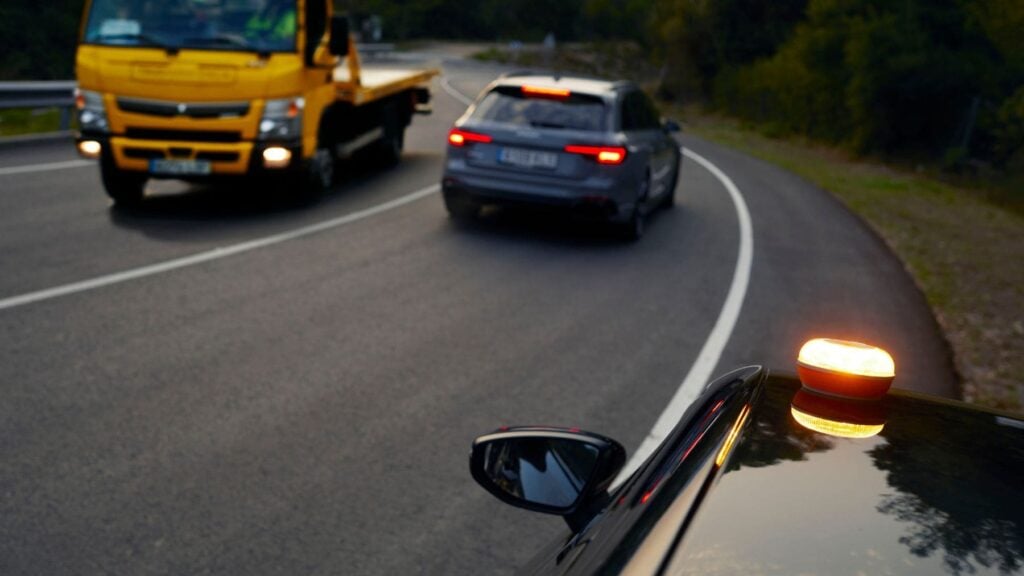 La baliza V16 tiene letra pequeña: estas son todas las multas de la DGT y el error que más se repite