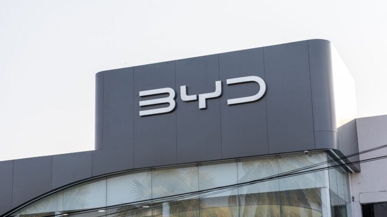 BYD revienta el mercado del coche eléctrico en Alemania: descuentos de hasta 16.000 euros, récord de matriculaciones y alarma en el sector por el efecto en el usado