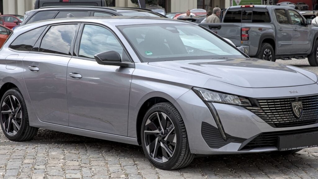 La combustión no ha muerto: Peugeot reta a los chinos y se niega a matar el diésel en su coche más vendido