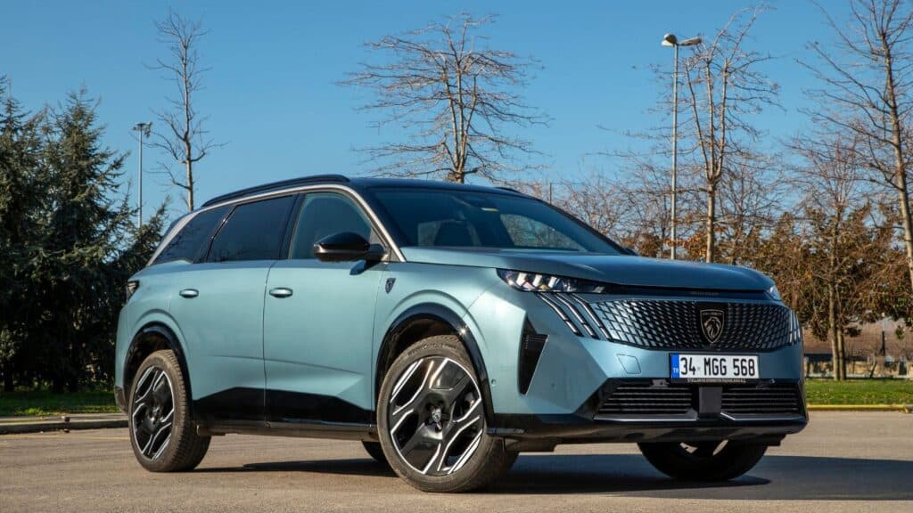 El SUV chino es imparable en España. Los franceses se defienden con este 7 plazas de etiqueta CERO, 194 CV, 82 km eléctricos y 748 litros