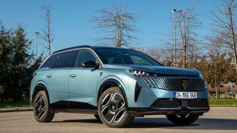 El SUV chino es imparable en España. Los franceses se defienden con este 7 plazas de etiqueta CERO, 194 CV, 82 km eléctricos y 748 litros