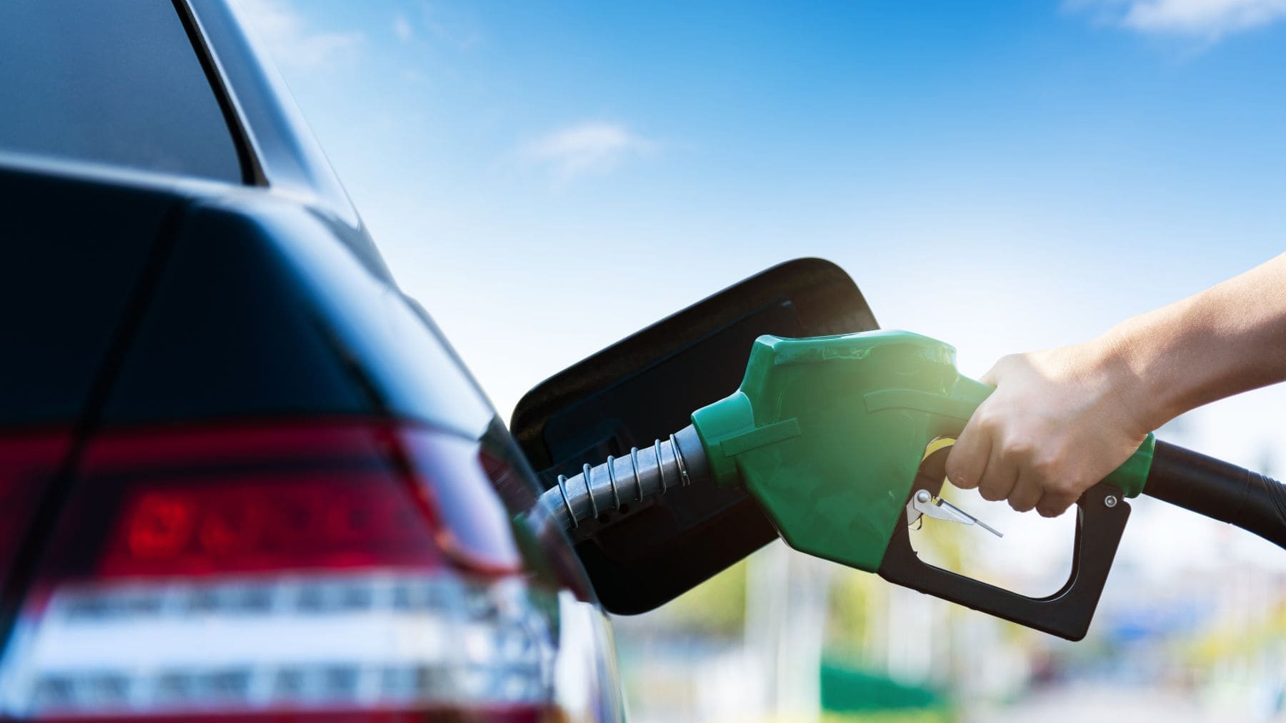 La gasolina barata se acaba (otra vez): Europa cambia las reglas del combustible, el litro podría dispararse y la transición no va a salir gratis