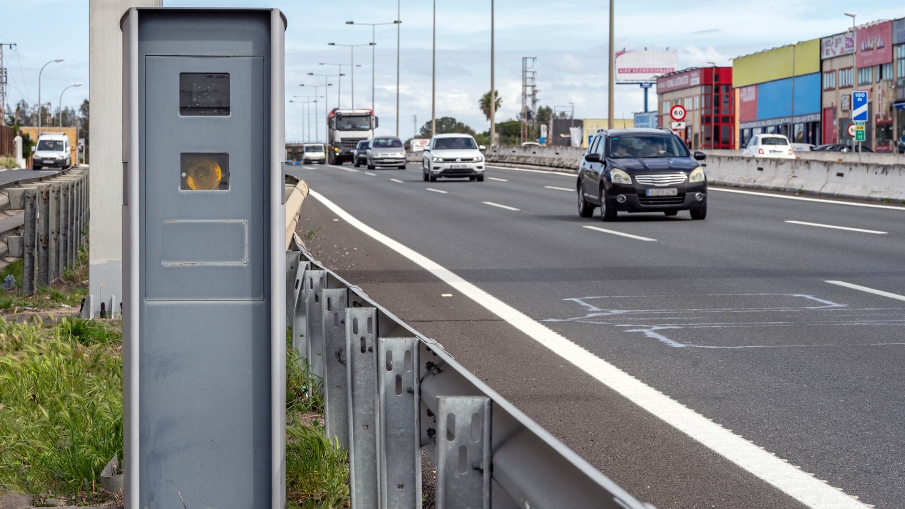 La DGT tiene un nuevo radar que no mira la velocidad: anuncian los 200€ de multa por hacer este movimiento muy común