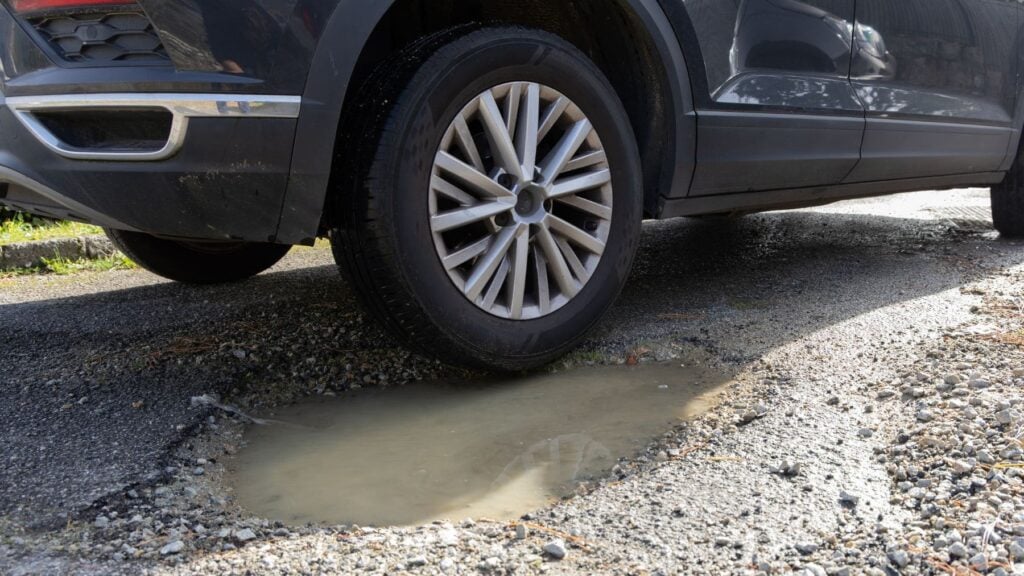 Las carreteras en España están siendo un drama en invierno: así puedes reclamar si tu coche o moto se han visto afectados