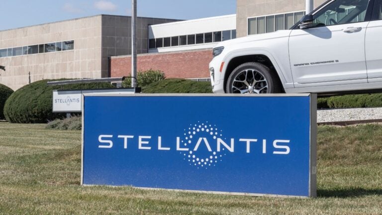 Stellantis pide a Von der Leyen más flexibilidad para el objetivo 2035: los concesionarios alertan de caída de ventas y riesgo de cierres en Europa