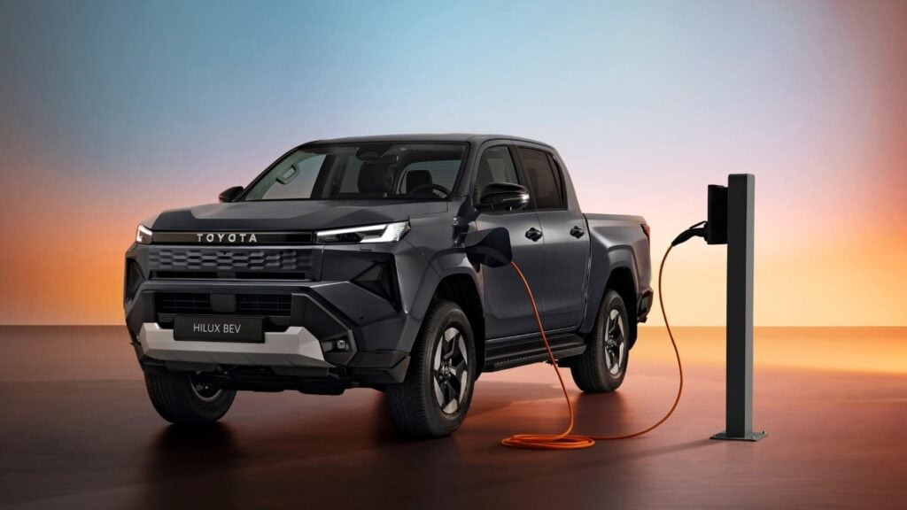 La Hilux entra en una nueva era: BEV con 59,2 kWh y 240 km WLTP… y Toyota ya habla de hidrógeno para 2028
