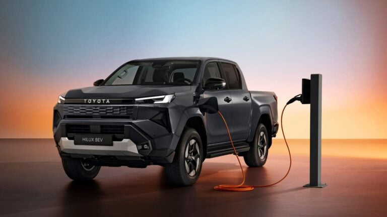 La Hilux entra en una nueva era: BEV con 59,2 kWh y 240 km WLTP… y Toyota ya habla de hidrógeno para 2028