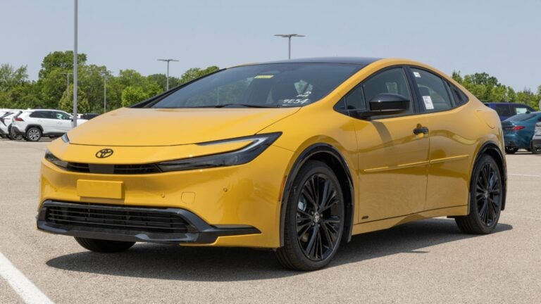 Toyota Prius PHEV: 223 CV, hasta 86 km en eléctrico y consumo de 1,6 l/100 km, el híbrido con etiqueta CERO que Toyota no vende en España