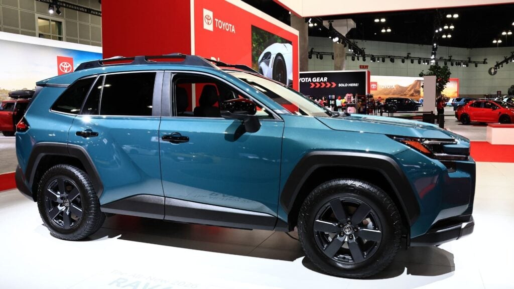 Toyota lo cambia todo en el nuevo RAV4 2026 tope de gama: GR SPORT/Limited, 304 CV, carga rápida y 53.500 €