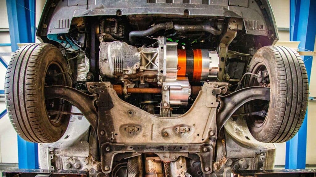 Los coches diésel no han muerto… solo necesitaban este enchufe. Adiós a no entrar en la ZBE: así funciona el nuevo kit que los convierte en PHEV