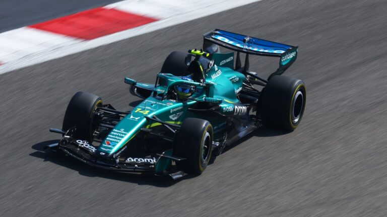 Alarma en el box de Alonso: un ingeniero de Honda detecta una avería grave y Aston Martin tapa su garaje en Bahréin