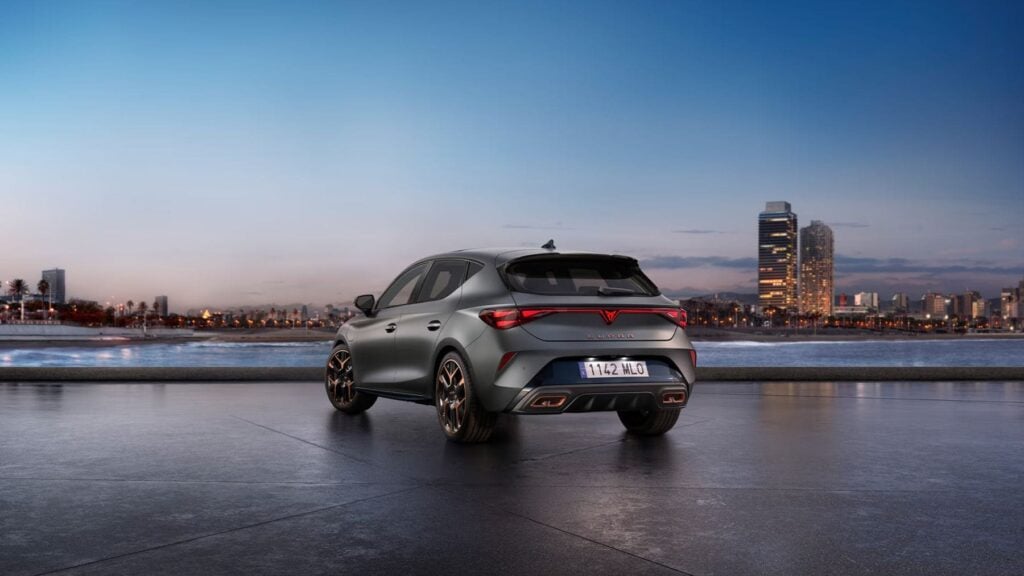Adiós a los compactos ‘normales’: CUPRA prepara el nuevo León VZ de 325 CV que aprieta (y mucho) al Golf GTI