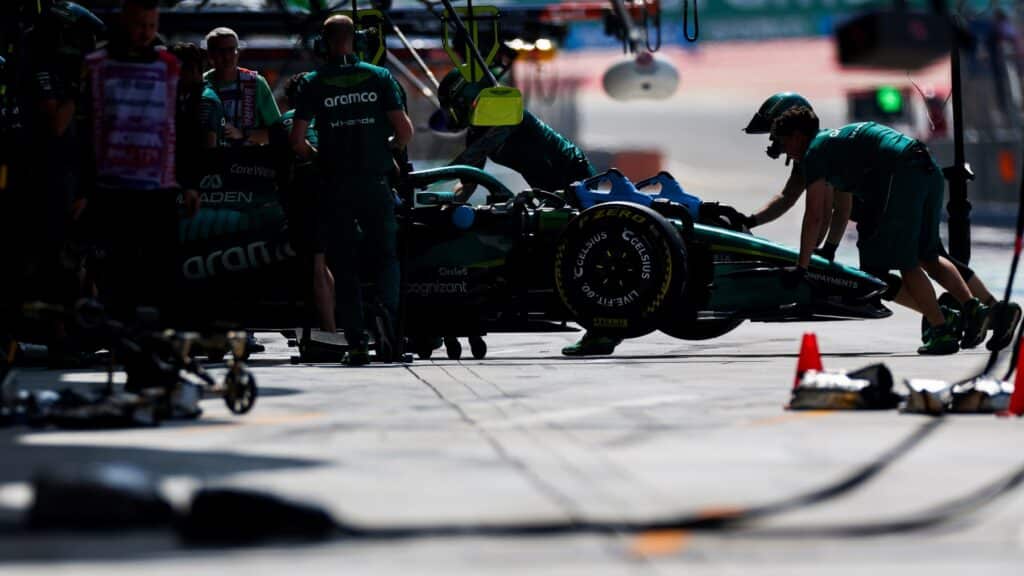 Tres horas de sueño en Aston Martin para empezar a remontar