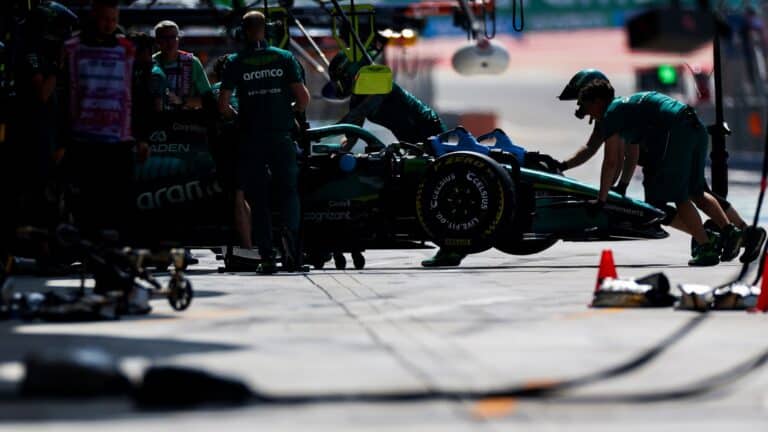 Tres horas de sueño en Aston Martin para empezar a remontar