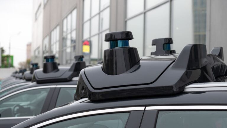 Uber mete Madrid en su hoja de ruta del robotaxi… y tres marcas importantes entran en Wayve