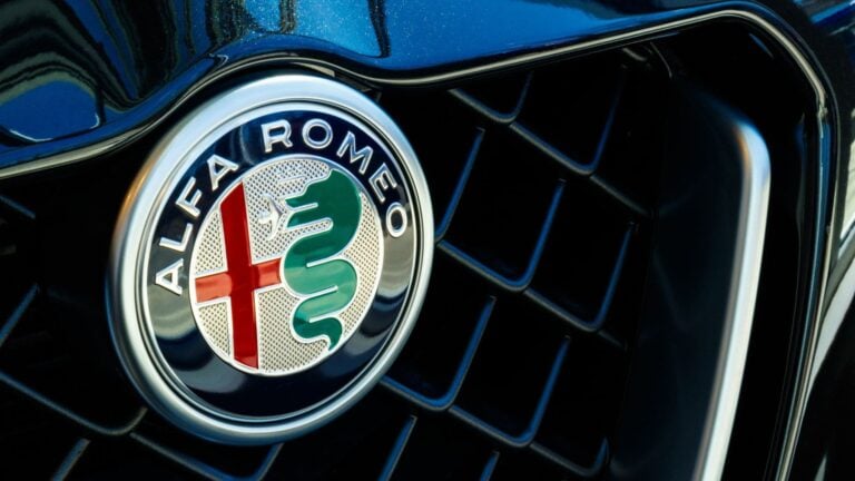 Alfa Romeo estaba a punto de convertirse en otra marca más… hasta que alguien rescató el V6