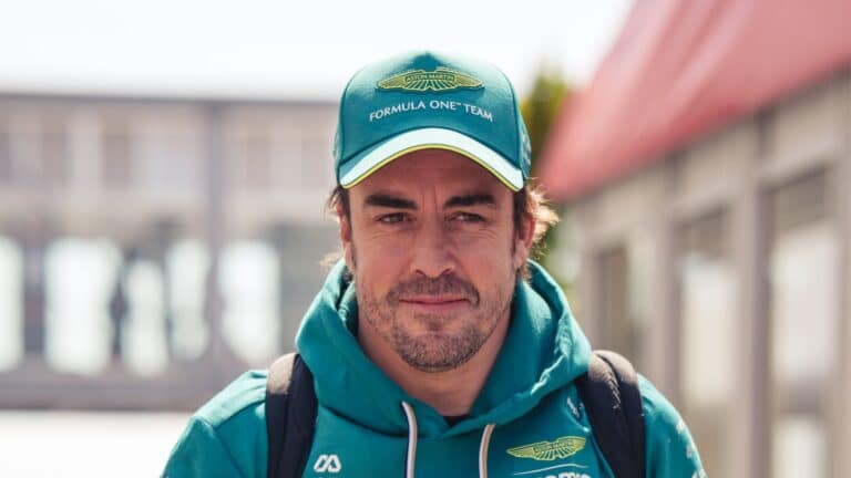 Solo el AMR26 le borra la sonrisa a Alonso