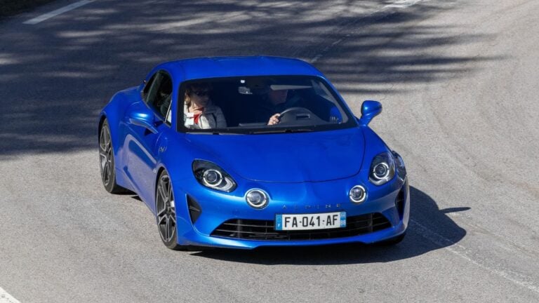 No son SUV ni eléctricos, pero estos coches de Alpine, BMW, Ford y Porsche tienen algo que ya no se fabrica: son los últimos de su especie y desaparecen en 2026