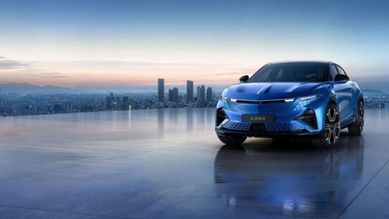 Francia tiene el nuevo ‘anti-Macan’ para España: 400 CV, 555 km, tres motores… y 15.000 € menos que el Porsche