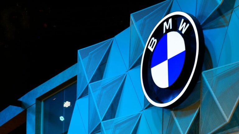 BMW va con todo con los robots humanoides: 1.250 horas de trabajo, 90.000 piezas movidas… y ahora los lleva a Alemania