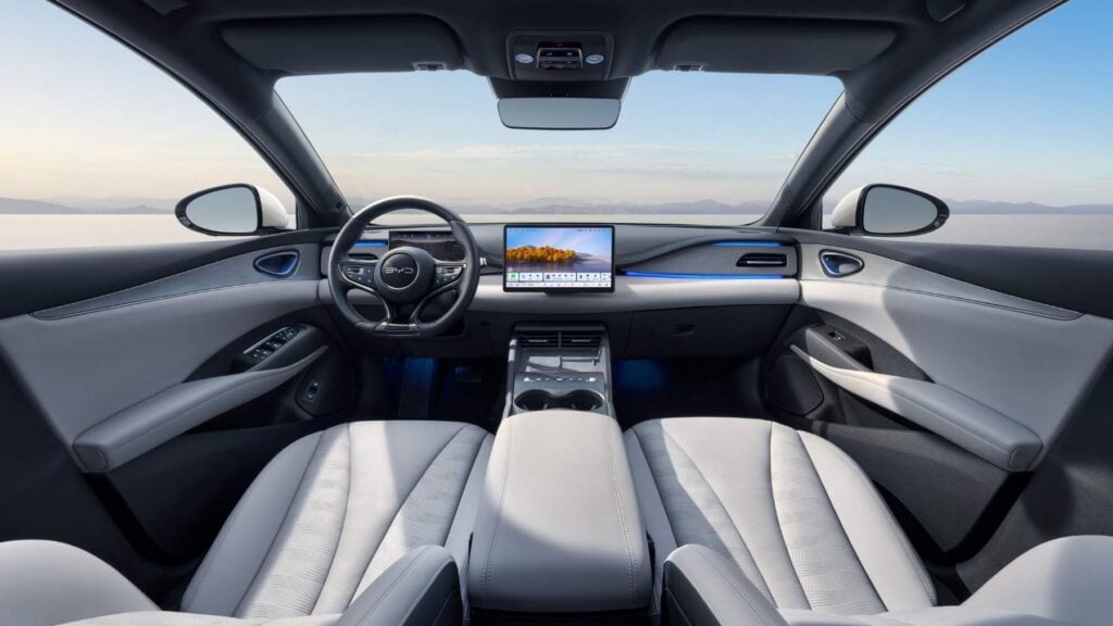 BYD quiere humillar al viejo diésel… y a los SUV: nueva berlina con hasta 1.505 km, dos versiones (184 o 212 CV) y Auto+ en la ecuación