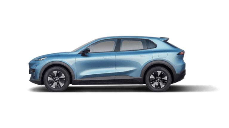 Este coche chino recién llegado ya humilla a Peugeot, Volkswagen y Mercedes: se cuela en el Top 10 de eléctricos más vendidos en España y cuesta menos de 30.000€