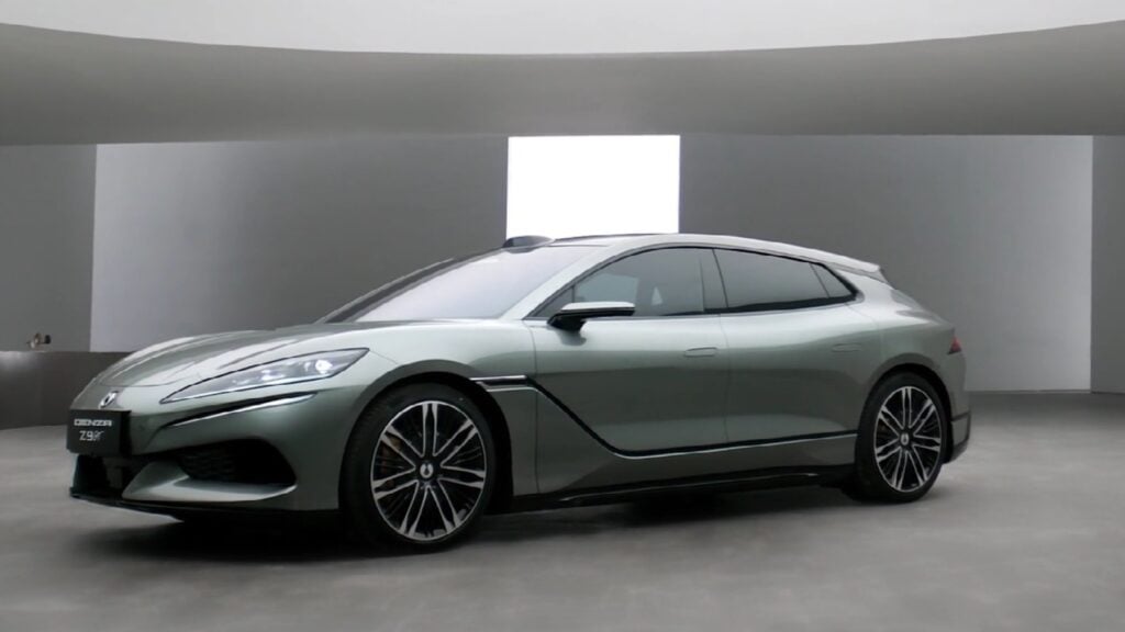 Europa se ha obsesionado con la autonomía del eléctrico… y BYD responde con un coche que carga del 10 al 70% en 5 minutos: 800 km, 960 CV y a -30 °C también funciona