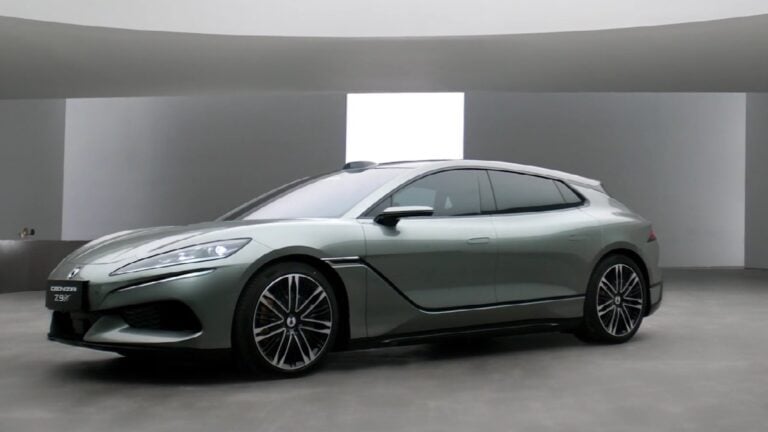 Europa se ha obsesionado con la autonomía del eléctrico… y BYD responde con un coche que carga del 10 al 70% en 5 minutos: 800 km, 960 CV y a -30 °C también funciona